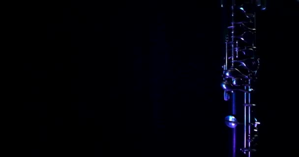 乐器落在深蓝色背景下 双簧管 乐器在紫色 蓝色和红色的灯光下扭动 慢动作高质量的Uhd Prores镜头 — 图库视频影像