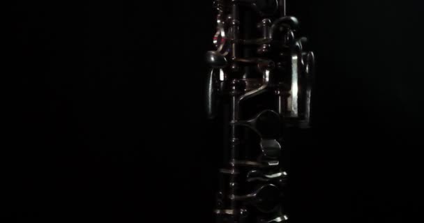 Музыкальный Инструмент Падает Темном Фоне Гобой Деревянный Ветер Медленное Движение — стоковое видео