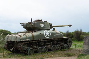 Normandy Sherman tankı Fransa 2. Dünya Savaşı için Normandiya Çıkarması Anıtı. Utah Plajı. Yüksek kalite fotoğraf