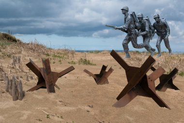 Normandy France D-Day askerleri 2. Dünya Savaşı Utah Sahili 'nde heykel ve kirpi fotomontajı yapıyor. Gaziler Günü hatırası. Yüksek kaliteli fotomontaj