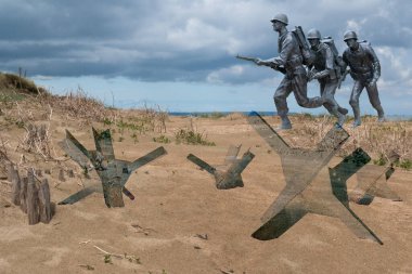 Normandiya Fransa D-Day hayalet askerleri 2. Dünya Savaşı Utah Sahili 'nde heykel ve kirpi fotomontajı yapıyor. Gaziler Günü hatırası. Yüksek kaliteli fotomontaj