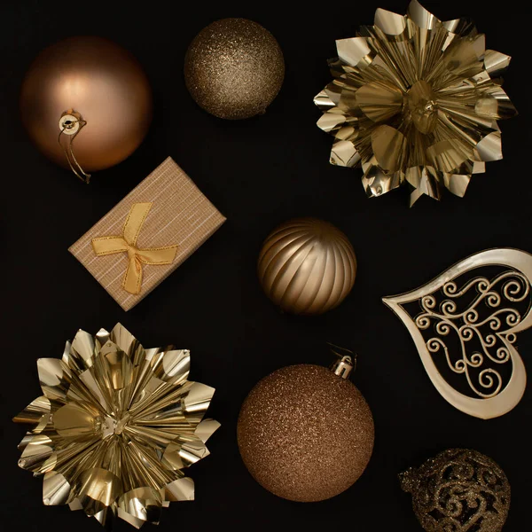 Ideia Natal Moda Com Ornamentos Dourados Fundo Preto Natal Criativo — Fotografia de Stock