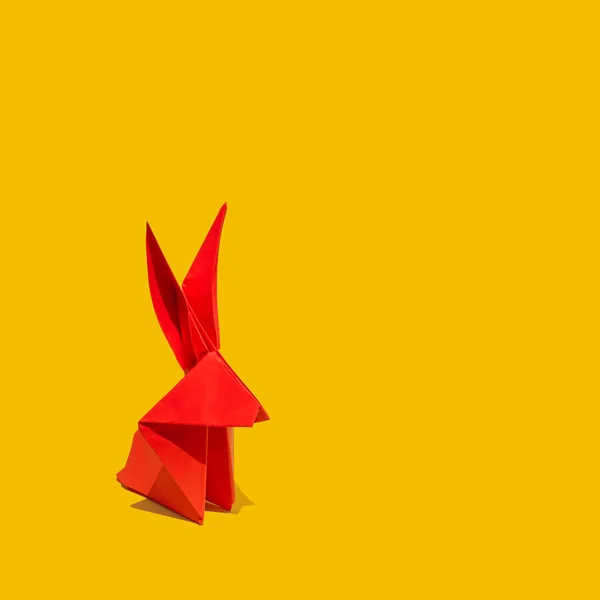Kırmızı Kağıt Tavşandan Yapılmış Parlak Sarı Bir Arka Planda Yaratıcı — Stok fotoğraf