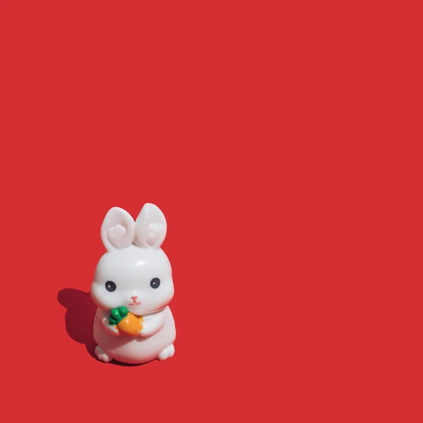 Маленький Білий Кролик Яскравому Червоному Фоні Символ Китайського Нового Року — стокове фото