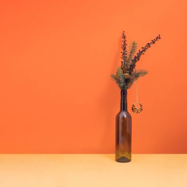 Şişede dekoratif bir dalla en az kış tatili kompozisyonu. Noel ve Yeni Yıl kavramı.