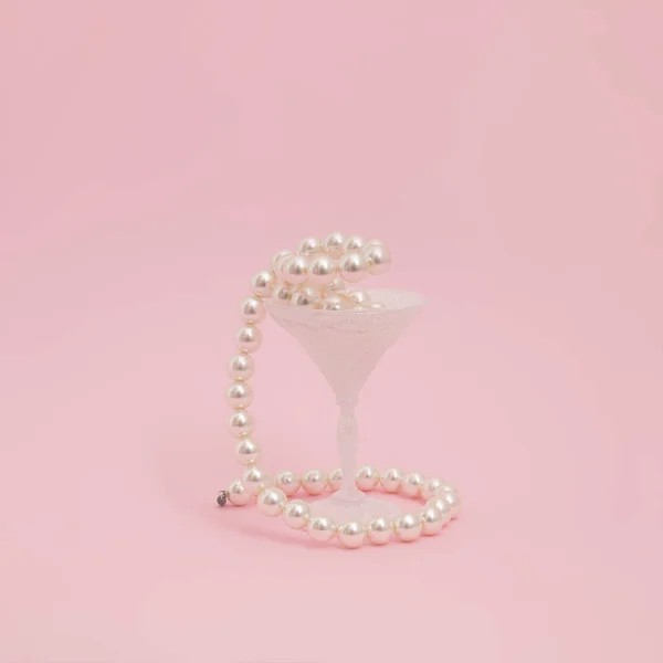 Weiße Perlenkette Einem Gefrorenen Glas Auf Pastellrosa Hintergrund Minimales Konzept — Stockfoto