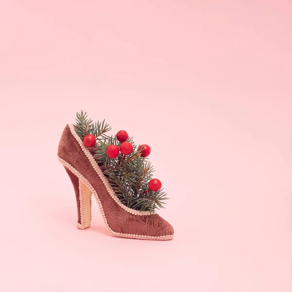 Ρετρό Ψηλοτάκουνα Παπούτσια Γεμάτα Χριστουγεννιάτικες Διακοσμήσεις Και Κλαδί Δέντρου Παστέλ — Φωτογραφία Αρχείου