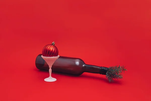Μπουκαλάκι Κρασιού Κλαδί Χριστουγεννιάτικου Δέντρου Και Παγωμένο Ποτήρι Κόκκινο Χριστουγεννιάτικο — Φωτογραφία Αρχείου