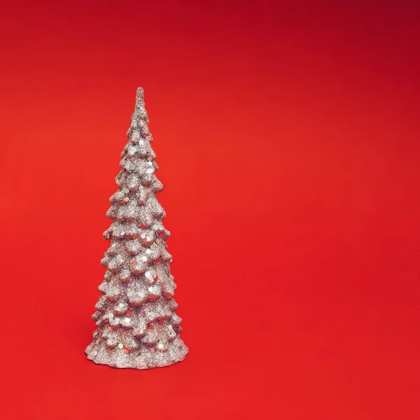 Χριστουγεννιάτικη Πρωτοχρονιά Διάταξη Λευκό Λαμπερό Χριστουγεννιάτικο Δέντρο Κόκκινο Φόντο Σύνθεση — Φωτογραφία Αρχείου