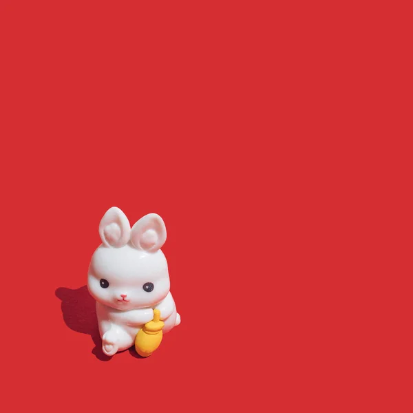 Canlı Kırmızı Arka Planda Küçük Beyaz Tavşan Tavşanın Çin Yeni — Stok fotoğraf