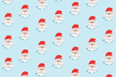 Açık mavi arka planda modaya uygun Noel Baba modeli. En az kış tatili konsepti.