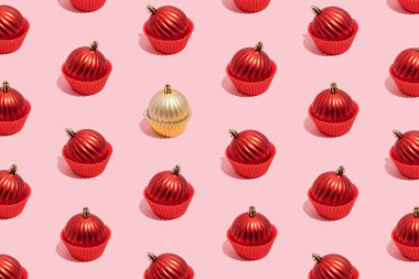 Kırmızı ve altın renginde kış tatili şablonu ya da pastel pembe arka planda Noel süsleri olan kek kabı. Klasik estetik Xmas konsepti.