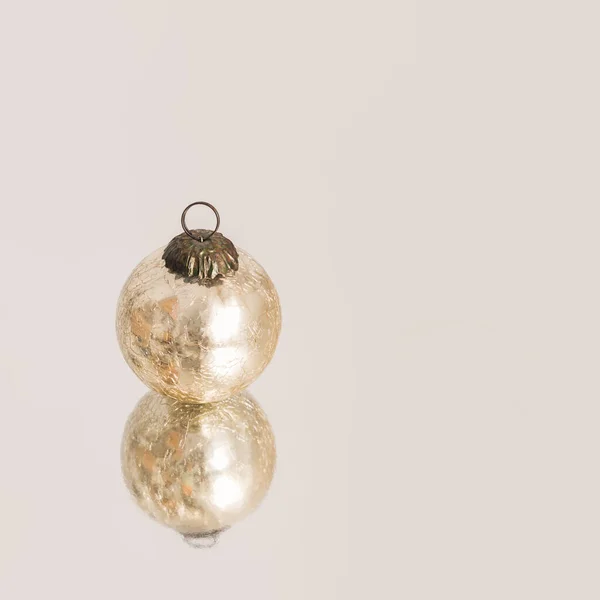 Χρυσή Γυαλιστερή Χριστουγεννιάτικη Διακόσμηση Στολίδι Αντανάκλαση Λευκό Φόντο Πρωτοχρονιάτικη Ιδέα — Φωτογραφία Αρχείου