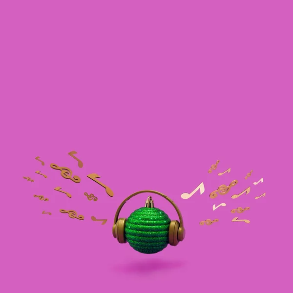 Grüne Christbaumkugel Mit Kopfhörern Noten Und Violinschlüssel Auf Leuchtend Violettem — Stockfoto