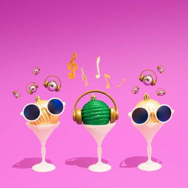 Parlak disko topları, kulaklıklar, güneş gözlükleri, müzik notaları ve mor arka planda keman anahtarları. Noel, yeni yıl ve kış tatili partisi, müzik ve mutluluk kavramı. İyi Titreşimler.