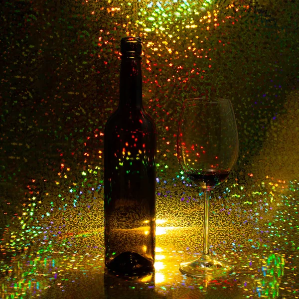 Composição Estética Garrafa Vinho Copo Vinho Tinto Fundo Holográfico Conceito — Fotografia de Stock