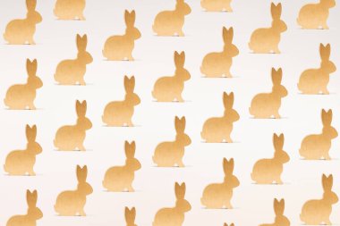 Beyaz arka planda kusursuz bir altın tavşan deseni. Ay, 2023 için Çin Yeni Yılı konsepti. Tavşan Yılı. Minimalist tarzda yaratıcı tebrik kartı..