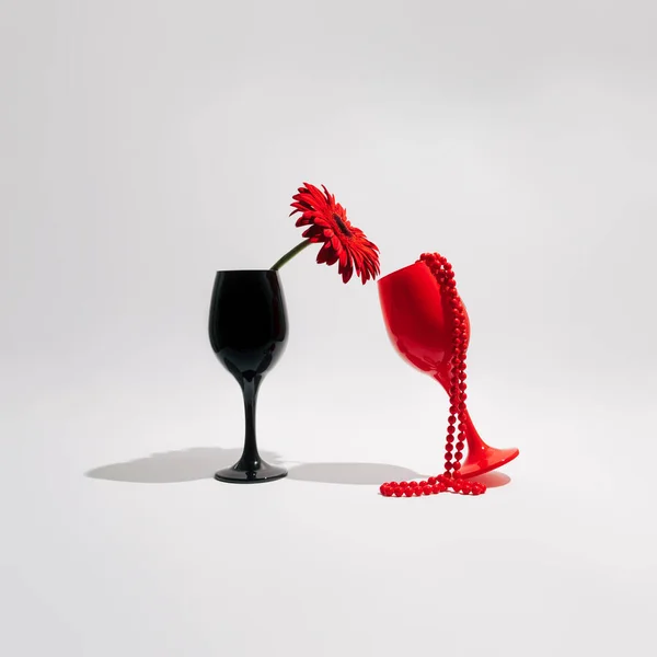 Black Red Wine Glasses Red Gerbera Daisy Flower Pearl Necklace — Φωτογραφία Αρχείου