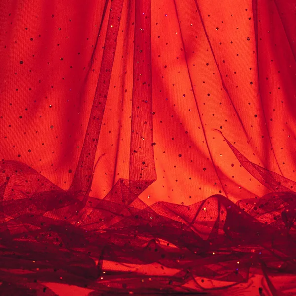 スパンコールの赤いチュール生地で作られたダークエレガントな壁紙 審美的なファッション 情熱と愛の背景 — ストック写真