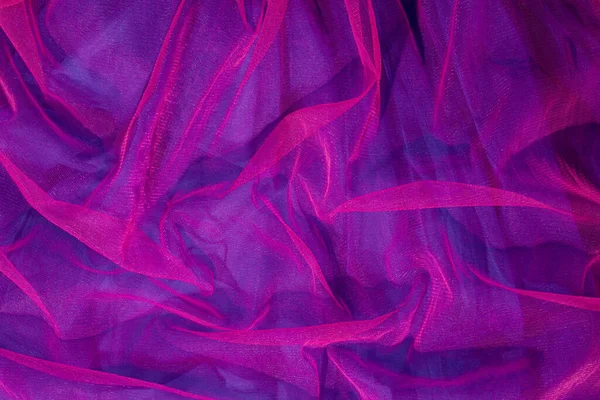 紫色の背景に鮮やかなピンクのチュール生地で作られたエレガントな壁紙 審美的なファッションと愛のデザイン — ストック写真