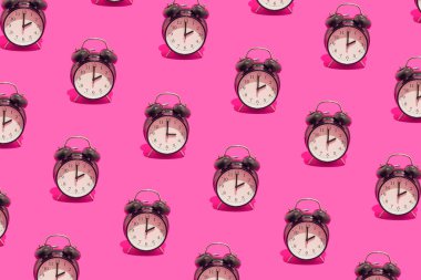 Kusursuz siyah alarm saat 2 yönünde, sarı Gerbera Daisy ise 3 yönünde. Saati kıştan yaza değiştirmek. Saati baharda ileri kaydırıyorum..