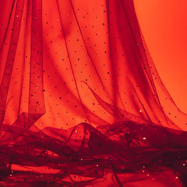 スパンコールの赤いチュール生地で作られたダークエレガントな壁紙 審美的なファッション 情熱と愛の背景 — ストック写真