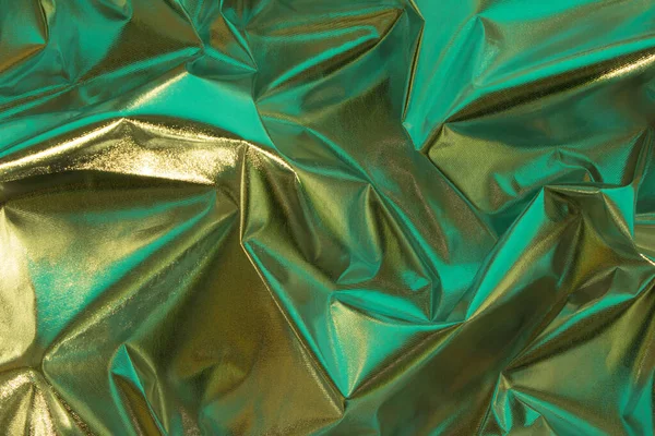 抽象的な緑のしわのある箔の背景 最小限のパーティーコンセプト — ストック写真