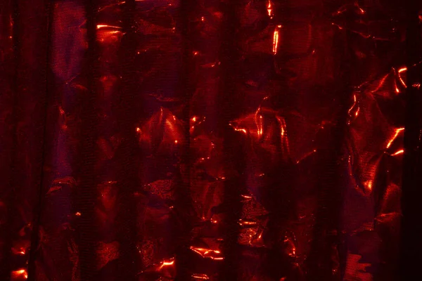 Kırmızı Tül Kumaştan Yapılmış Koyu Renkli Zarif Bir Duvar Kağıdı — Stok fotoğraf