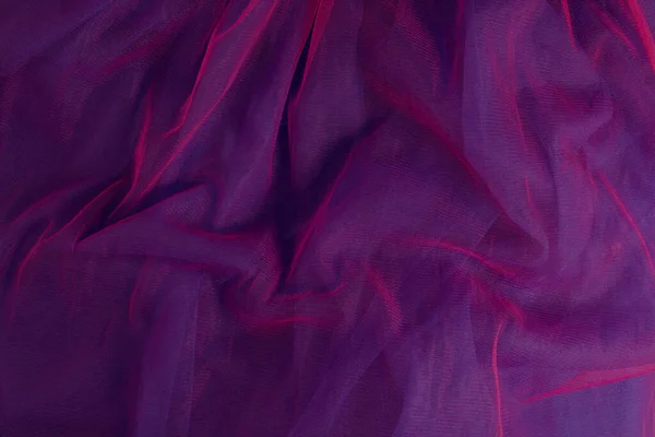 紫色の背景に鮮やかなピンクのチュール生地で作られたエレガントな壁紙 審美的なファッションと愛のデザイン — ストック写真