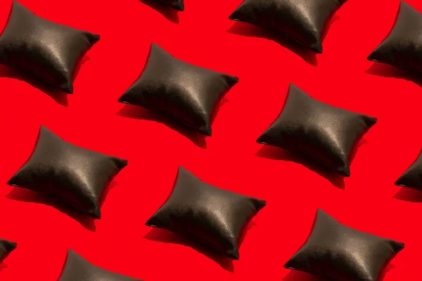 Απρόσκοπτη Μοτίβο Από Σέξι Μαύρα Μαξιλάρια Ένα Ζωηρό Κόκκινο Φόντο — Φωτογραφία Αρχείου