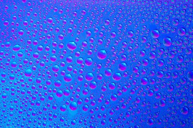 Mavi ve mor gökkuşağı eğimli arkaplanda estetik su damlaları. Holografik yumuşak pastel renk arkaplanı. Moda yaratıcı eğilim. Renkli gökkuşağı gradyan posteri, afiş duvar kağıdı.