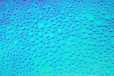 Mavi ve mor gökkuşağı eğimli arkaplanda estetik su damlaları. Holografik yumuşak pastel renk arkaplanı. Moda yaratıcı eğilim. Renkli gökkuşağı gradyan posteri, afiş duvar kağıdı.