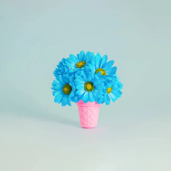 Cone Sorvete Rosa Com Buquê Flores Azuis Pastel Primavera Verão — Fotografia de Stock