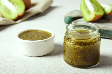 Kavanozda ev yapımı kivi reçeli ve beton arka planda fotokopi alanı olan kivi sinekleri..