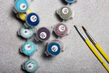 Resimler, resimler için fırçalar numaraların etkinliği. Hobi ve boş zaman aktivitesi. Ev çizimi ve öğrenme.