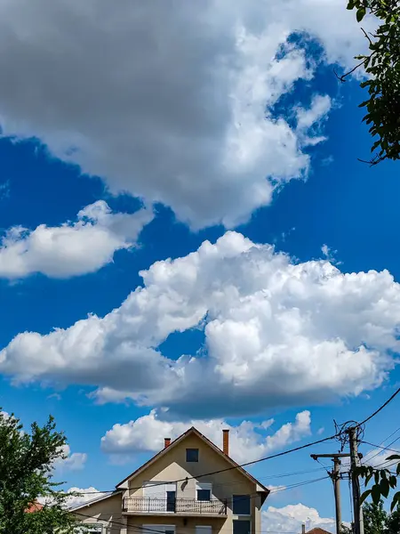 Görkemli Bulutların Altındaki Huzurlu Suburban Evi