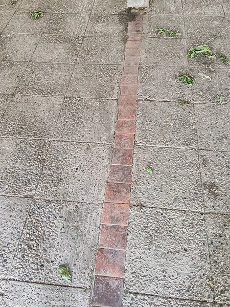 Kırmızı Tuğla Aksanlı Şehir Yolu. Geometrik Tasarım ve Doğal Karşıtlık