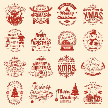 Mutlu Noeller ve 2023 yılbaşı pulu, kar taneleri, kardan adam, Noel Baba, şeker, şeker, kurabiye etiketleri. Vektör. Xmas için klasik tipografi tasarımı, yeni yıl amblemi