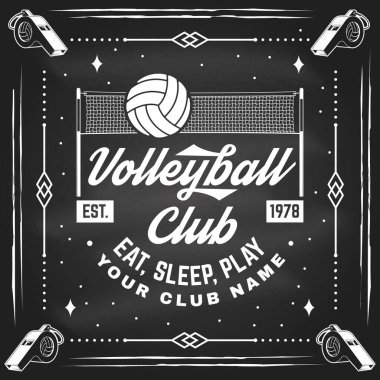 Tahtada voleybol kulübü rozeti tasarımı. Vektör çizimi. Kolej ligi spor kulübü amblemi, işareti, logosu için. Klasik monokrom etiket, çıkartma, voleybol topu ve net siluet ile yama