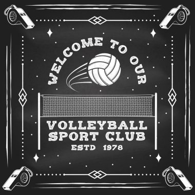 Tahtada voleybol kulübü rozeti tasarımı. Vektör çizimi. Kolej ligi spor kulübü amblemi, işareti, logosu için. Klasik monokrom etiket, çıkartma, voleybol siluetleriyle yama