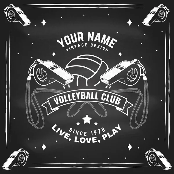 Voleybol kulübü rozet tasarımı. Vektör çizimi. Kolej ligi spor kulübü amblemi, işareti, logosu için. Klasik monokrom etiket, çıkartma, voleybol topu ve hakem düdüğü siluetleri ile yama
