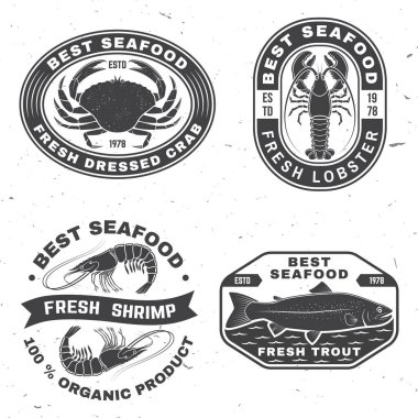 En iyi deniz ürünleri rozetleri seti. Taze ıstakoz, alabalık, karides, giyinmiş yengeç. Vektör çizimi. Deniz ürünleri amblemi, işaret, yama, gömlek, menü restoranları, balık pazarları, ıstakoz, alabalık karidesli dükkanlar için
