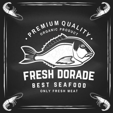 En iyi deniz ürünleri. Tahtada taze bir dorade. Vektör çizimi. Deniz ürünleri amblemi, tabela, yama, gömlek, menü restoranları, balık pazarları, mağazalar için. Dorade Silueti ile klasik monokrom etiketi