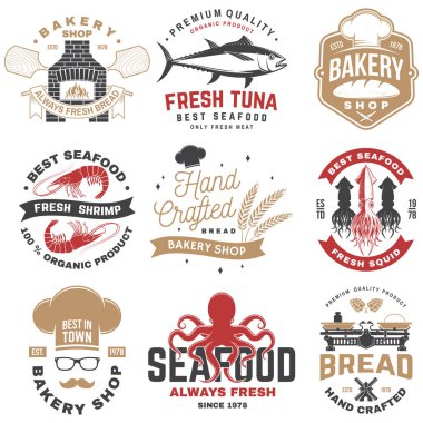 Bir dizi fırın ve deniz ürünleri rozeti. Vektör. Amblem, işaret, yama, gömlek, menü restoranları için merdane, yel değirmeni, buğday kulakları, ton balığı, alabalık, karides, ahtapot yengeci midyesi ve midye.