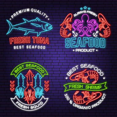 Taze ton balığı, ahtapot ve karides. Lezzetli mürekkep balığı tabelası. Vektör. Deniz ürünleri amblemi, tabela, yama, gömlek, menü restoranları, balık pazarları, mağazalar için. Ton balıklı parlak tabela ışığı, ahtapot