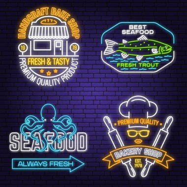 Bir dizi fırın ve deniz ürünleri rozeti. Vektör. Amblem, işaret, ekmek dükkanı, ahtapot, alabalık ve oklavalı menü restoranları için. Alabalık, ahtapot, ekmek ve balıklı parlak tabela ışığı