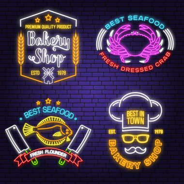Bir dizi fırın ve deniz ürünleri rozeti. Vektör. Amblem, işaret, yel değirmenli menü restoranları, buğday kulakları, yengeç, pisi balığı. Yengeç, Alaska tabelalı ya da dil balıklı parlak tabela ışığı, ekmek