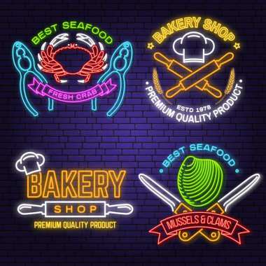 Bir dizi fırın ve deniz ürünleri rozeti. Vektör. Amblem, işaret, yama, gömlek, merdaneli menü restoranları, buğday kulakları, yengeç, midye ve midye için. Buğday kulaklı parlak tabela ışığı, yengeç