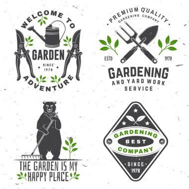 Bahçe işleri, bahçe işleri, amblem, etiket, rozet, logo seti. Vektör çizimi. İşaret, yama, el kesicili gömlek tasarımı, bahçe budayıcısı, sulama tenekesi, tırmıkla, bahçeyle uğraşma.