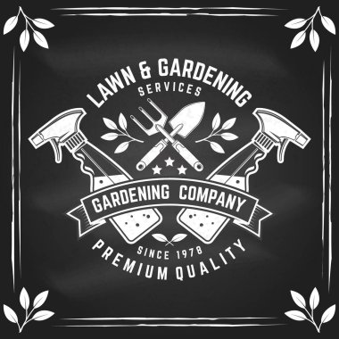 Bahçe ve Bahçe Hizmetleri amblemi, etiket, rozet, tahtada logo. Vektör çizimi. İşaret, yama, bahçe malalı gömlek tasarımı, çatal, sprey, bahçe malzemesi silueti.